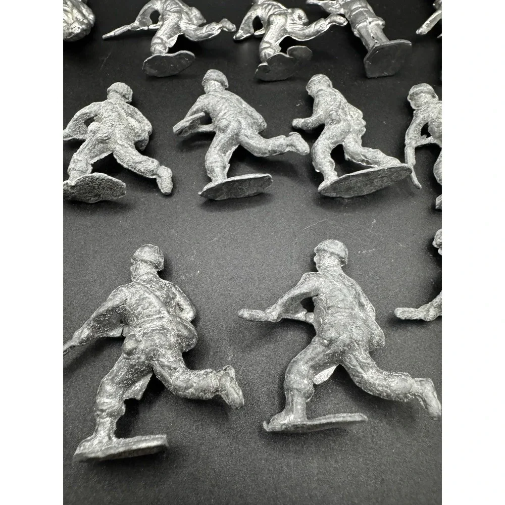 Lot Of 17 Vintage 1940 Metal Army Men -‎ 2